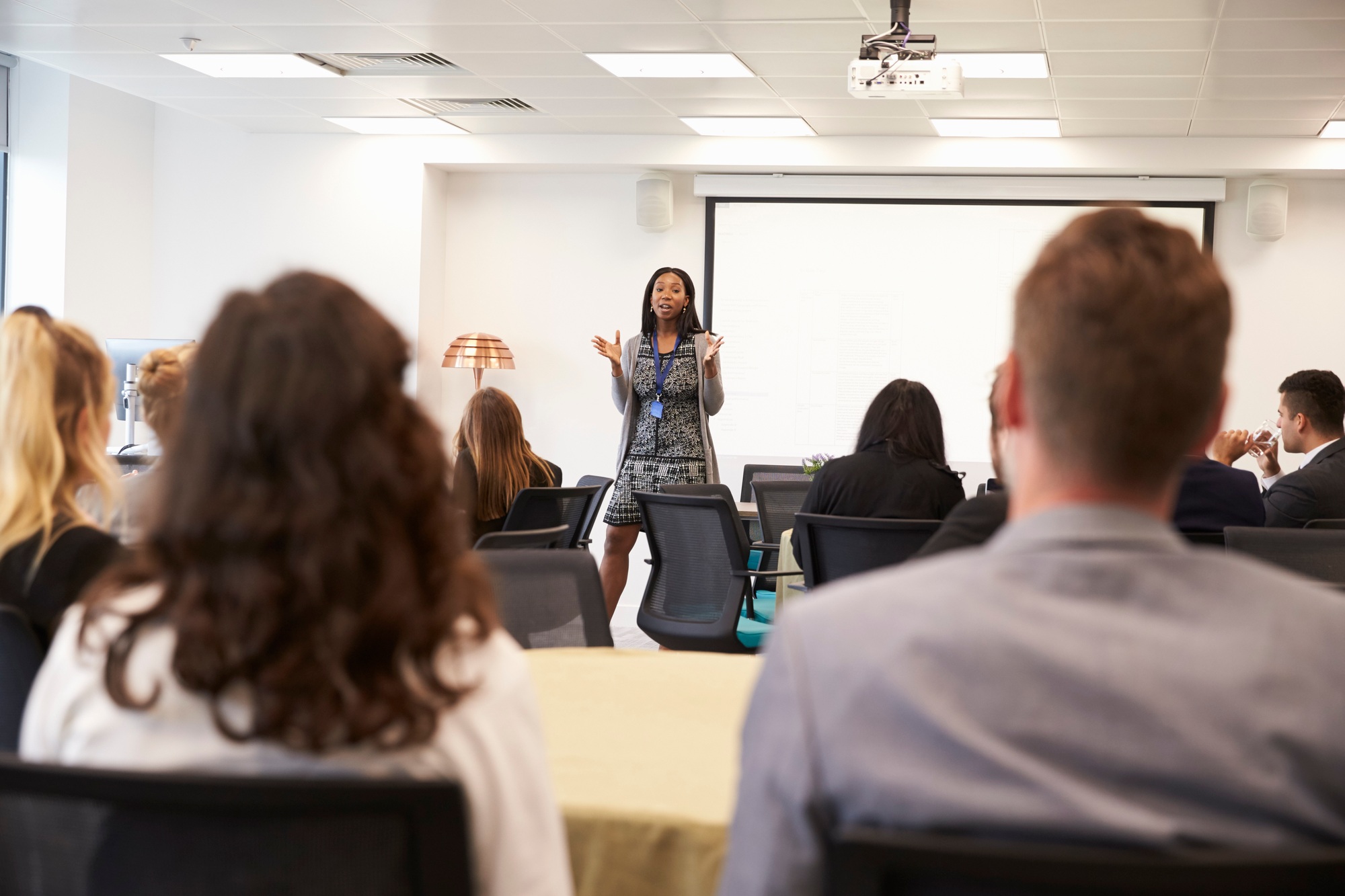 Coach animant un atelier face à un public captivé
