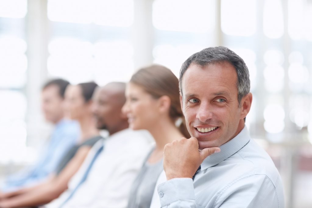 Public souriant et engagé pendant une session de conférence